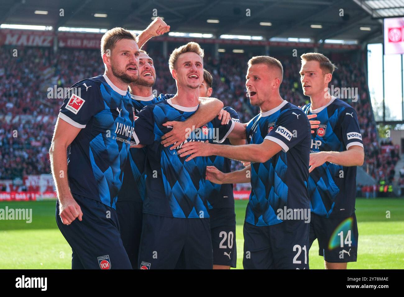 Jan Schoeppner (FC Heidenheim, #03) und Tem bejubeln das Tor zum 0:2, GER, 1. FSV Mainz 05 vs. 1. FC Heidenheim, Fussball, 1. Bundesliga, 5. Spieltag, Saison 2024/2025, 28.09.2024. DFL-VORSCHRIFTEN VERBIETEN DIE VERWENDUNG VON FOTOS ALS BILDSEQUENZEN UND/ODER QUASI-VIDEO. Foto: Eibner-Pressefoto/Florian Wiegand Stockfoto