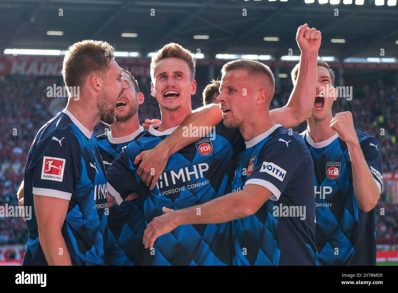 Jan Schoeppner (FC Heidenheim, #03) und Tem bejubeln das Tor zum 0:2, GER, 1. FSV Mainz 05 vs. 1. FC Heidenheim, Fussball, 1. Bundesliga, 5. Spieltag, Saison 2024/2025, 28.09.2024. DFL-VORSCHRIFTEN VERBIETEN DIE VERWENDUNG VON FOTOS ALS BILDSEQUENZEN UND/ODER QUASI-VIDEO. Foto: Eibner-Pressefoto/Florian Wiegand Stockfoto