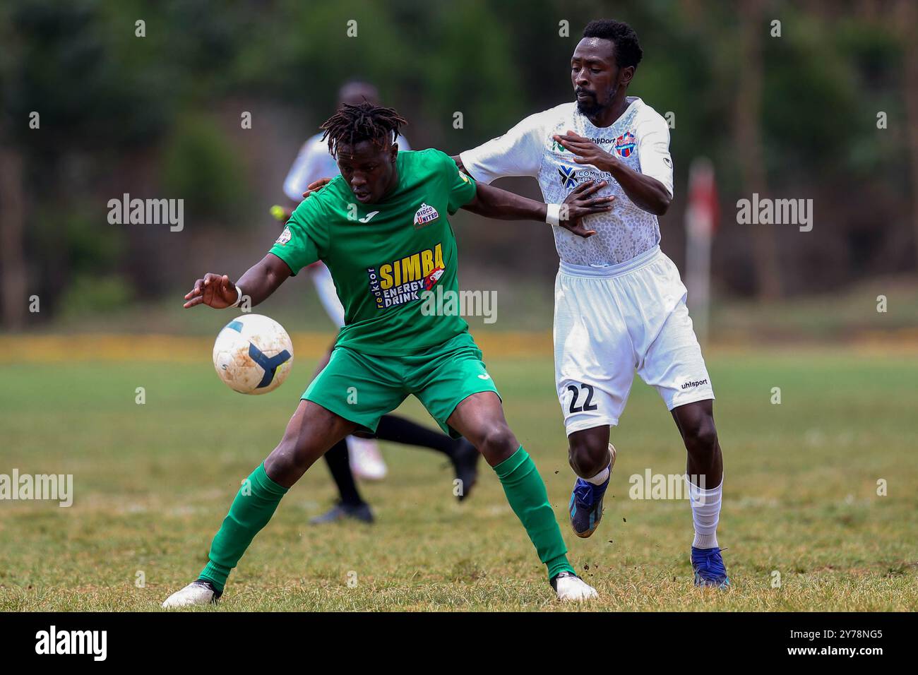 NAIROBI, KENIA - 28. SEPTEMBER: Talanta FC Enock Momanyi (rechts) wetteiferte um den Ball mit Bidco United Chris Opondo während der FKF Premier League Stockfoto