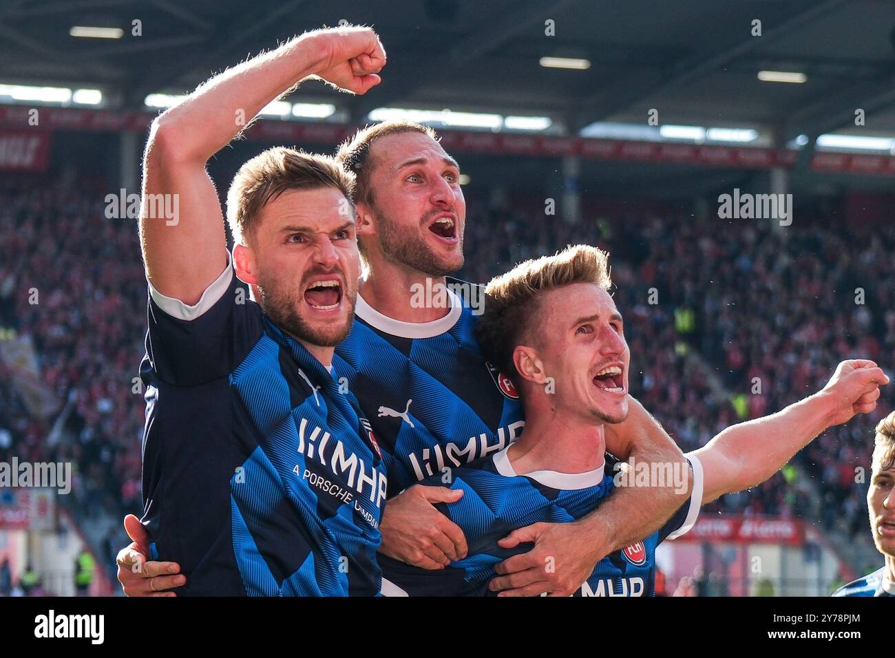 Mainz, Deutschland. September 2024. Jan Schoeppner (FC Heidenheim, #03) und Tem bejubeln das Tor zum 0:2, GER, 1. FSV Mainz 05 vs. 1. FC Heidenheim, Fussball, 1. Bundesliga, 5. Spieltag, Saison 2024/2025, 28.09.2024. DFL-VORSCHRIFTEN VERBIETEN DIE VERWENDUNG VON FOTOS ALS BILDSEQUENZEN UND/ODER QUASI-VIDEO. Foto: Eibner-Pressefoto/Florian Wiegand Credit: dpa/Alamy Live News Stockfoto