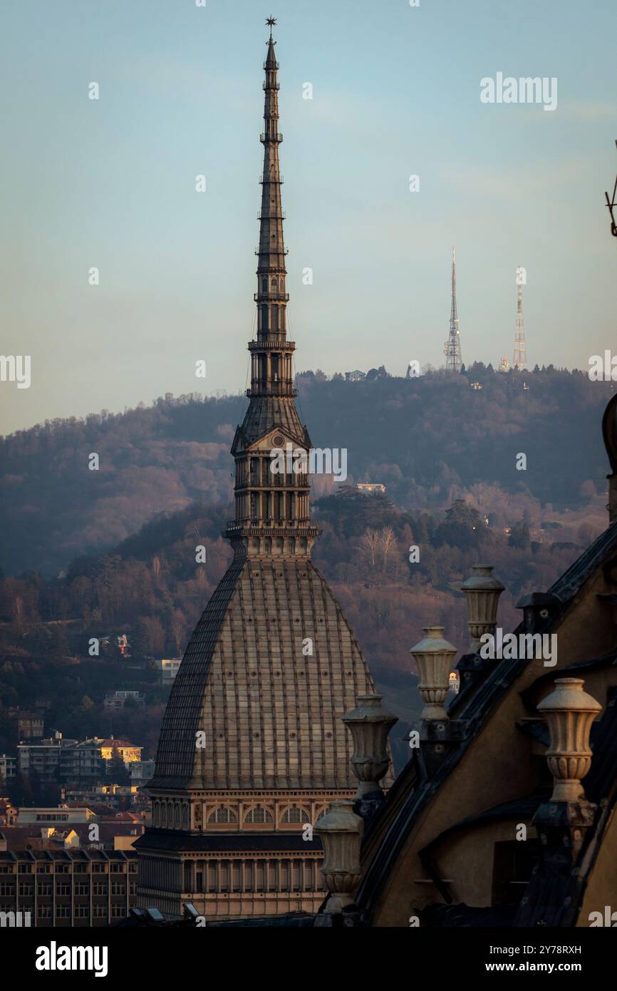 Turiner Landschaft mit der Heiligen Grabkapelle und dem Maulwurf Antonelliana. Stockfoto