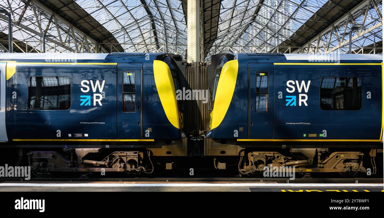 London, Großbritannien - 21. September 2024; Paar SWR South Western Railway Züge mit Markenlogo und Firmenauflage Stockfoto