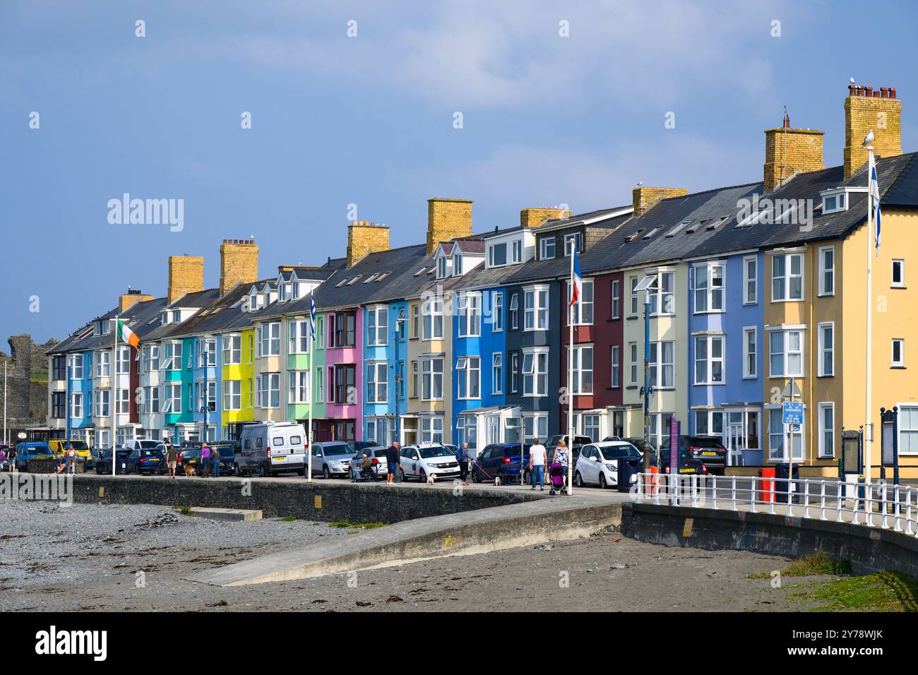 Aberystwyth, Wales, Großbritannien - 6. September 2024; farbenfrohe Terrassenhäuser auf der South Marine Terrace am Ufer in Aberystwyth Stockfoto