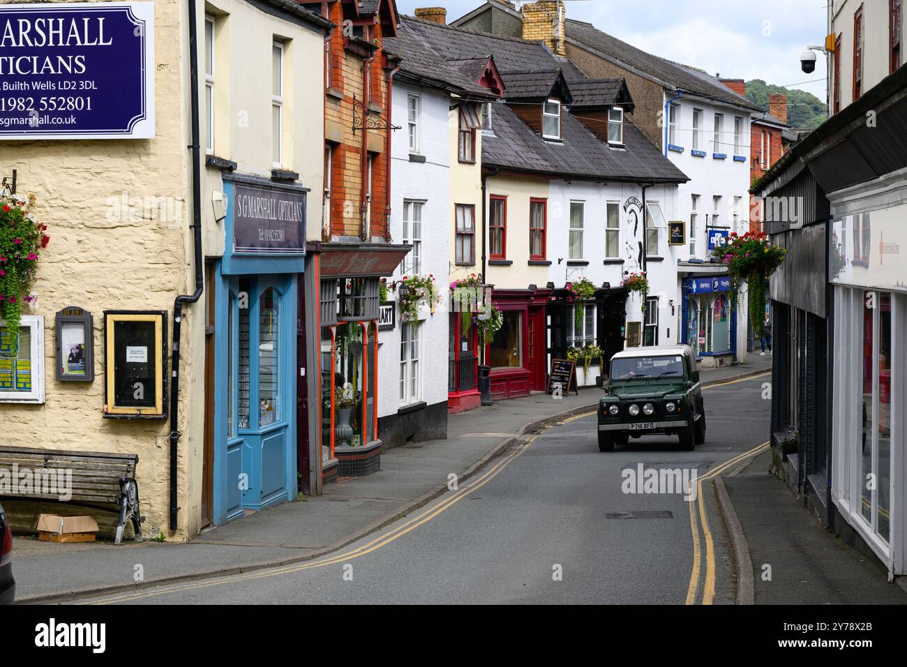 Builth Wells, Wales, Großbritannien - 11. September 2024; historische Gebäude entlang der engen High Street im Stadtzentrum von Builth Wells Stockfoto