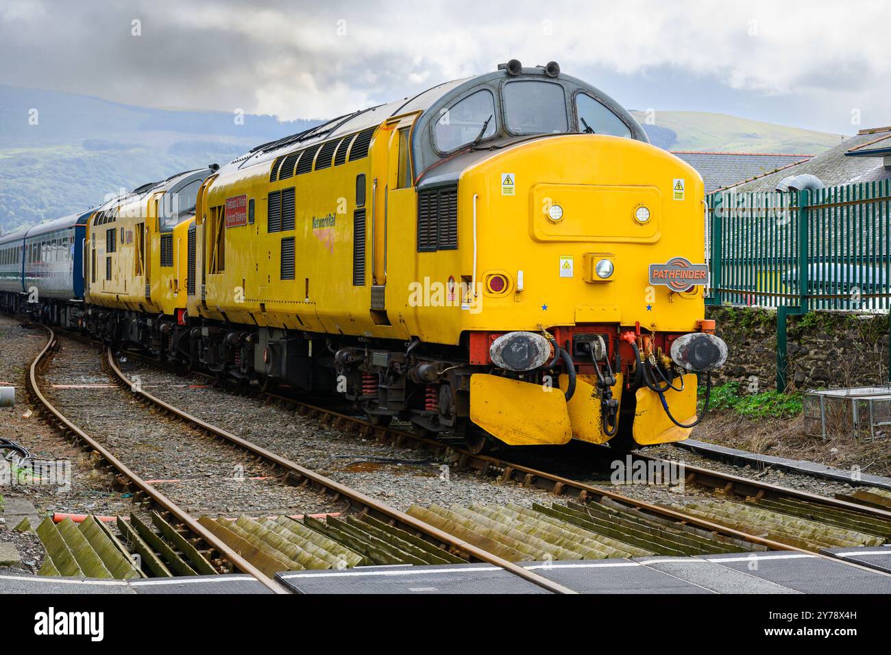 Barmouth, Wales, Großbritannien – 12. September 2024; Pathfinder Railtours Cambrian Coast Express Ausflugszug mit zwei 97/3-Motoren Stockfoto
