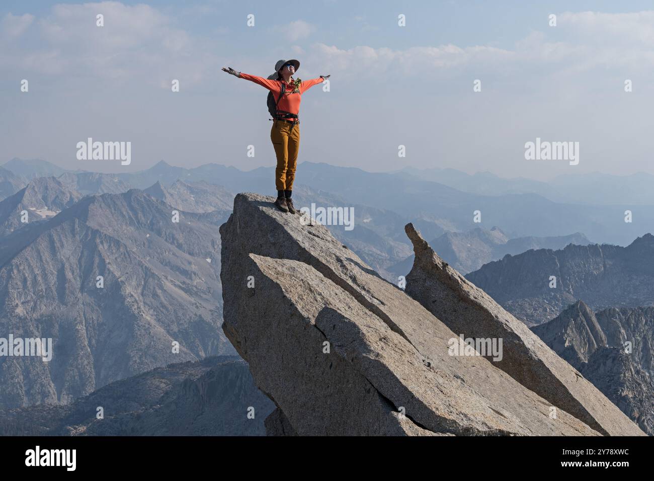 Frau, die auf dem Columbine Peak in den Sierra Nevada in Kalifornien feiert Stockfoto