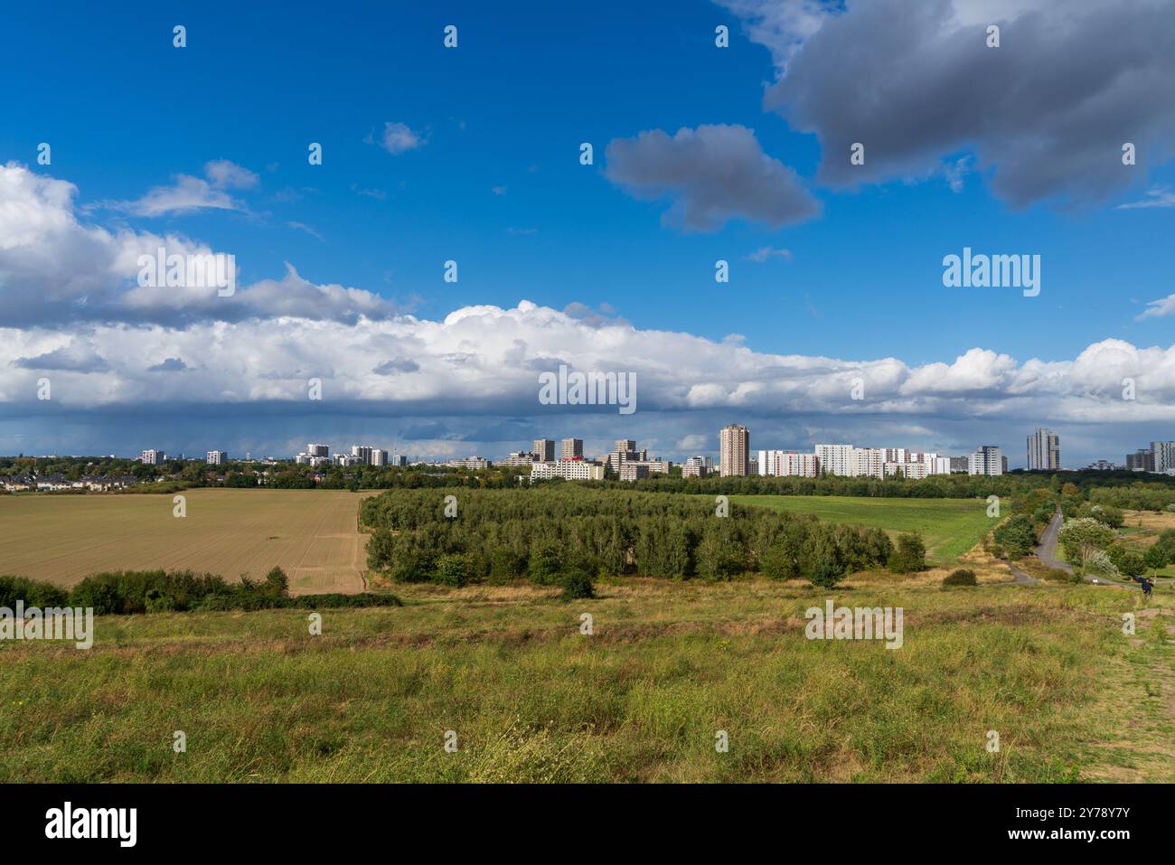 Berlin, Deutschland 2024: Gropiusstadt ist ein von Walter Gropius erbautes großes Wohngut mit 18.500 Wohnungen. Stockfoto