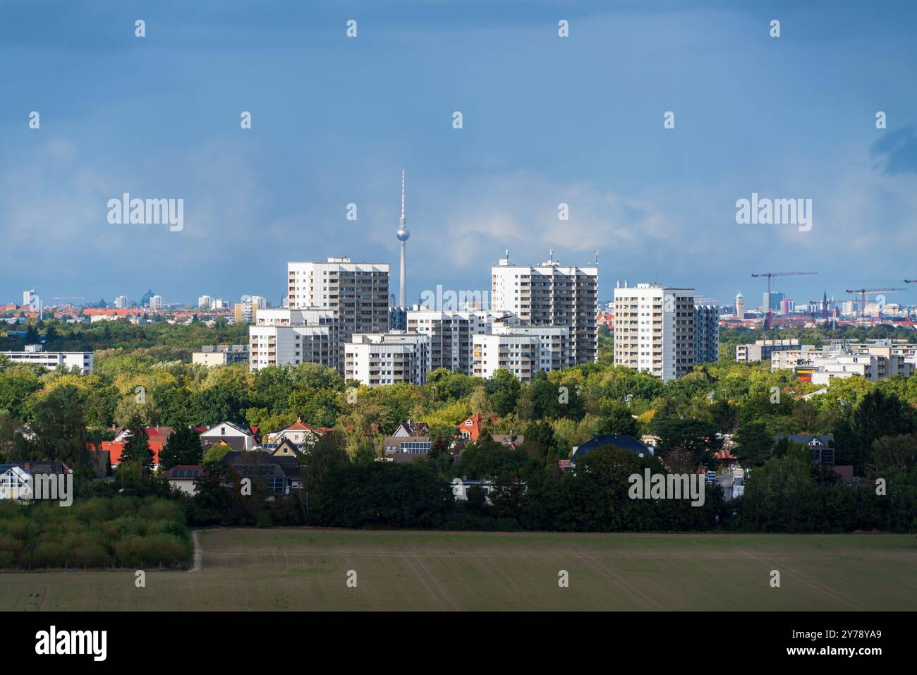 Berlin, Deutschland 2024: Gropiusstadt ist ein von Walter Gropius erbautes großes Wohngut mit 18.500 Wohnungen. Stockfoto