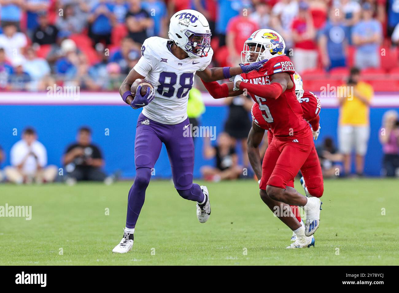 28. September 2024: TCU Horned Frogs Wide Receiver Eric McAlister (88) bricht von Kansas Jayhawks Safety O.J. Burroughs (5) ab und läuft in der zweiten Halbzeit für einen Touchdown im GEHA Field im Arrowhead Stadium in Kansas City, MO. David Smith/CSM (Bild: © David Smith/Cal Sport Media) Stockfoto