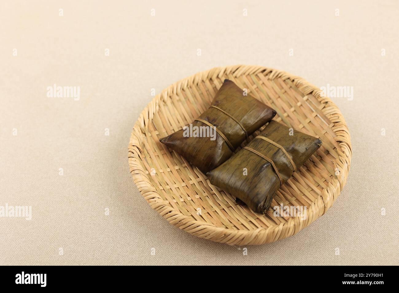 Buras oder Burasa, indonesischer Reiskudel mit Bananenblatt-Verpackung. Stockfoto