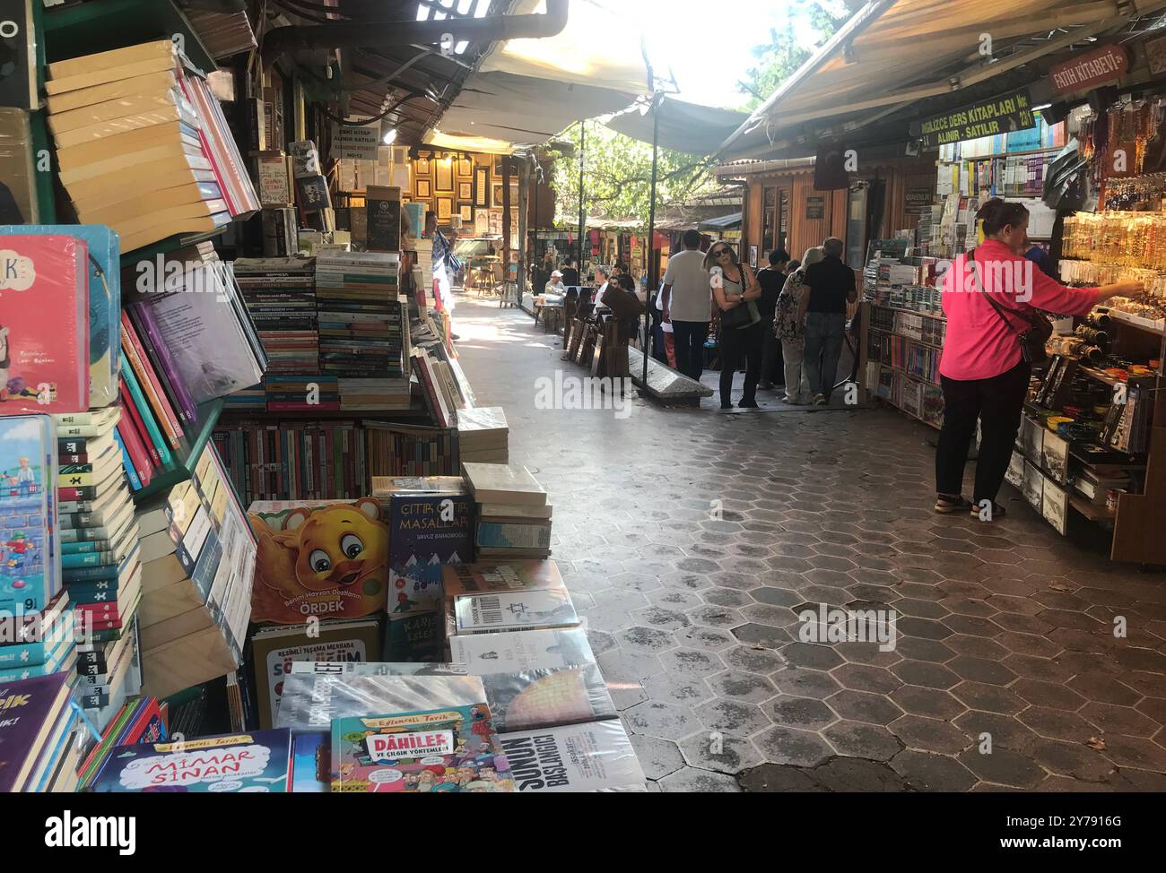 ISTANBUL, TÜRKEI - 2. SEPTEMBER: Second-Hand-Buchhandlungen Bazaar (türkisch: Sahaflar Carsisi) am 2. September 2024 in Istanbul, Türkei. Stockfoto