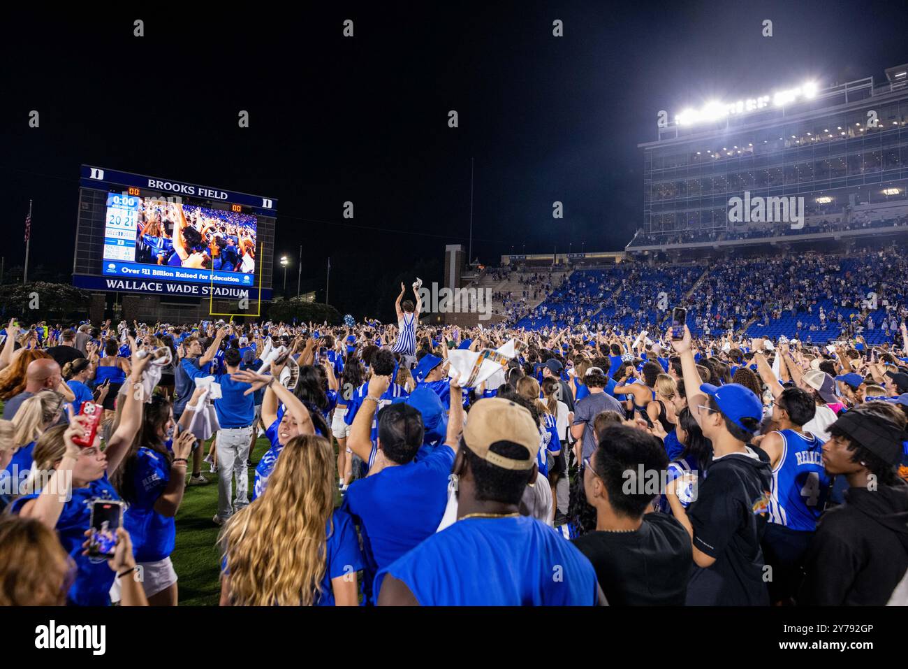 Durham, NC, USA. September 2024. Duke Blue Devils Fans feiern auf dem Spielfeld nach einem Sieg gegen die North Carolina Tar Heels im ACC Football Matchup im Wallace Wade Stadium in Durham, NC. (Scott Kinser/CSM). Quelle: csm/Alamy Live News Stockfoto