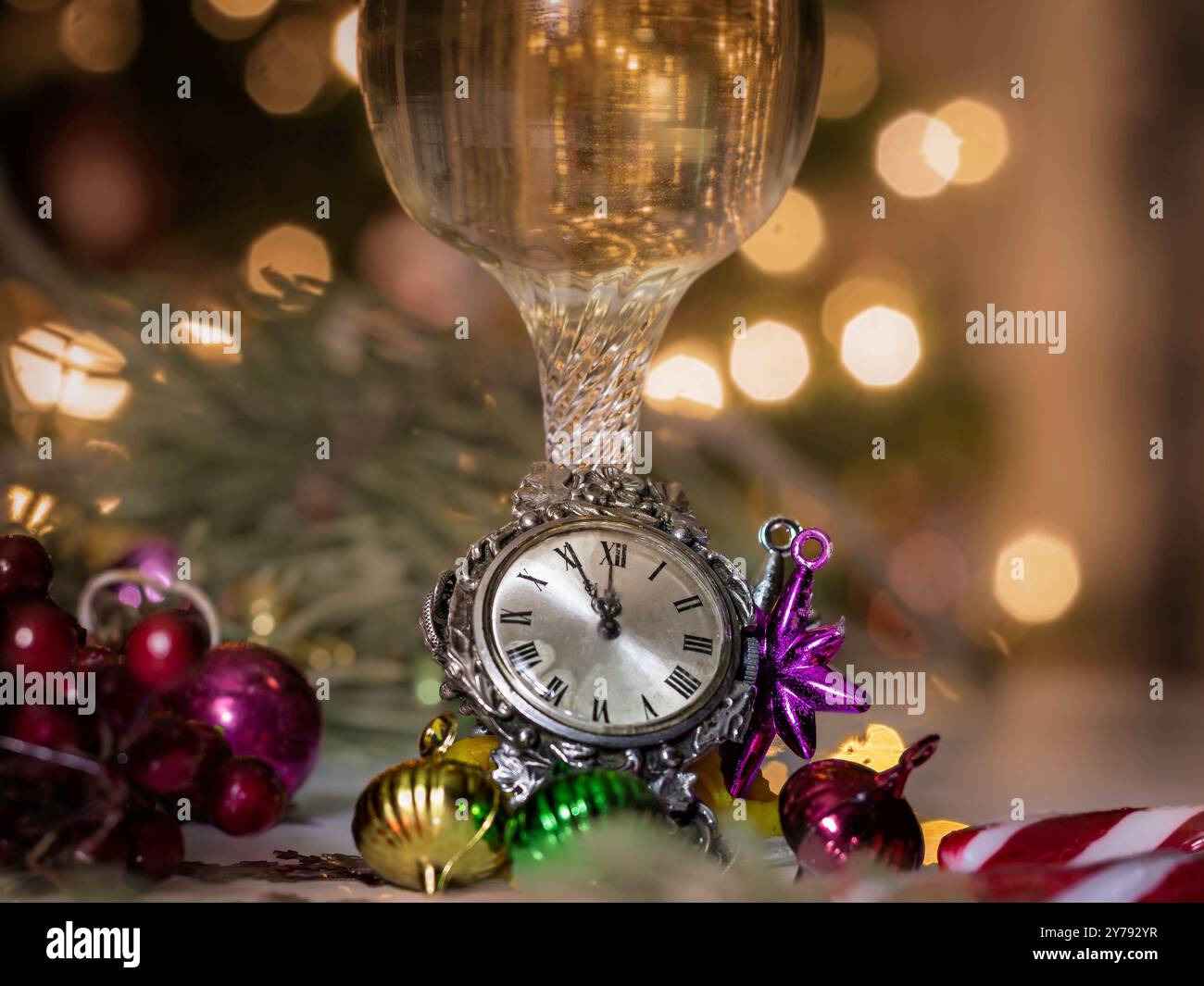 Silvesterfeier Stillleben mit Champagnerflasche, Konfetti und Uhr Stockfoto