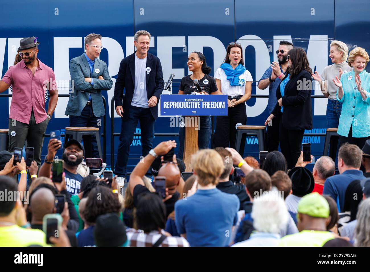 Madison Heights, USA. September 2024. Kerry Washington spricht bei einer Veranstaltung, die am 22. September 2024 in Madison Heights, mir, die Harris-Walz Reproduction Freedom Bus Tour mit der Besetzung von „Skandal“ startet. (Foto: Andrew Roth/SIPA USA) Credit: SIPA USA/Alamy Live News Stockfoto