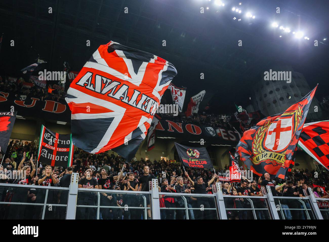 Mailand, Italien. September 2024. Fans des AC Mailand wurden 2024/25 während des Fußballspiels der Serie A zwischen dem AC Mailand und US Lecce im San Siro Stadion gesehen. Endresultate; Mailand 3 | 0 Lecce. Quelle: SOPA Images Limited/Alamy Live News Stockfoto