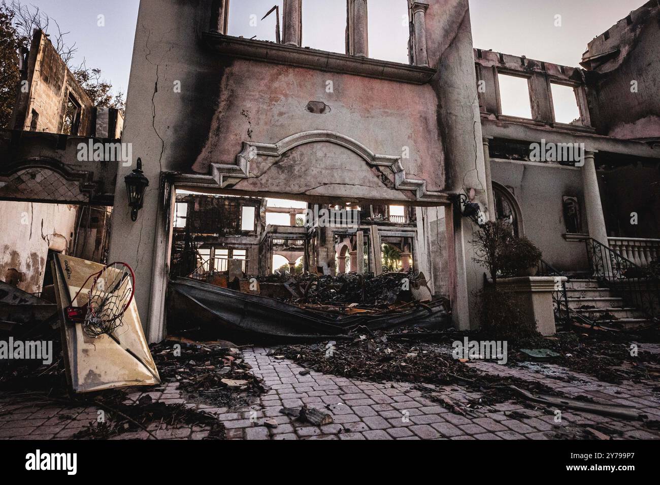 Davis Island, Florida, USA. September 2024. Das Wohnhaus auf Davis Island erlitt katastrophale Brandschäden als Folge einer Rekordsturmflut, die durch den HURRIKAN HELENE verursacht wurde. Es wurde berichtet, dass der Eigentümer des Hauses eine TESLA besaß. (Kreditbild: © Dave Decker/ZUMA Press Wire) NUR REDAKTIONELLE VERWENDUNG! Nicht für kommerzielle ZWECKE! Quelle: ZUMA Press, Inc./Alamy Live News Stockfoto