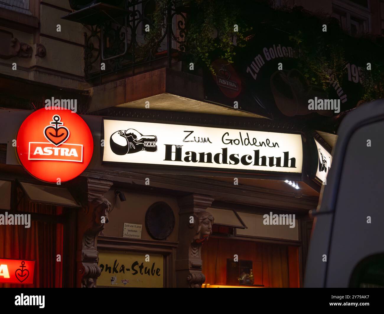 Zum Goldenen Handschuh (der Goldene Handschuh) Kneipeneingangsschild im Rotlichtviertel Hamburgs. Beleuchtete Namensschilder bei Nacht. Stockfoto