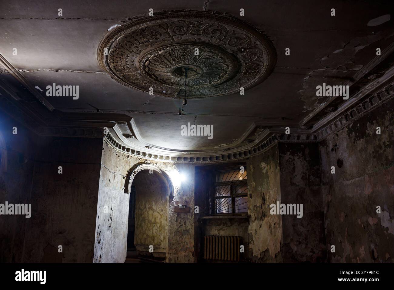 Düstere schäbige unterirdische Etage eines alten Herrenhauses, beleuchtet von schwachem Licht Stockfoto