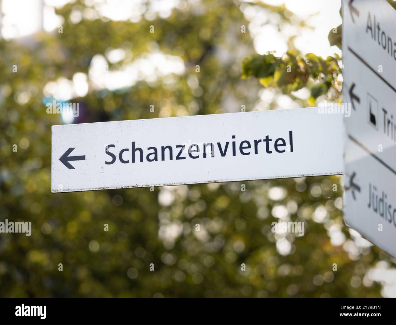 Schanzenviertel Schild mit Pfeil in Hamburg. Der angesagte Bezirk ist bekannt für alternative Lebensstile und multikulturelle Gesellschaft. Stockfoto