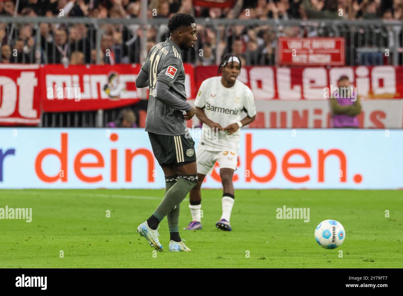 Alphonso Davies (FC Bayern München, 19) mit Ball, FC Bayern München vs. Bayer 04 Leverkusen, Fussball, Bundesliga, 5. Spieltag, Saison 24/25, 28.09.2024, DFL-VORSCHRIFTEN VERBIETEN JEDE VERWENDUNG VON FOTOGRAFIEN ALS BILDSEQUENZEN, Foto: Eibner-Pressefoto/Jenni Maul Stockfoto