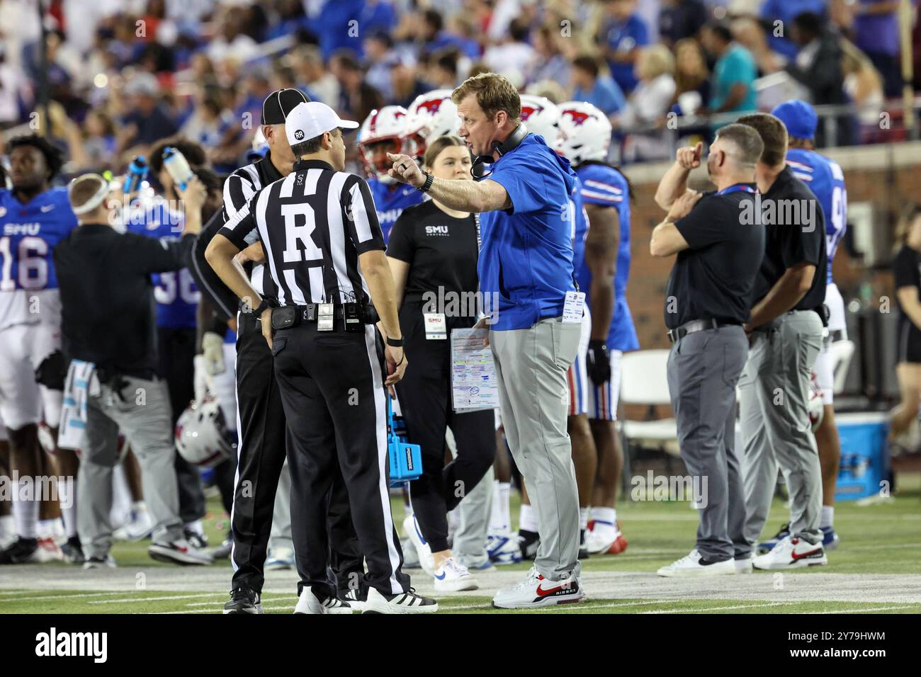 28. September 2024: Rhett Lashlee, Cheftrainer der Southern Methodist Mustangs, spricht mit den Beamten während eines Spiels zwischen den Florida State Seminoles und den Southern Methodist Mustangs im Gerald J. Ford Stadium in Dallas, Texas. Freddie Beckwith/CSM Stockfoto