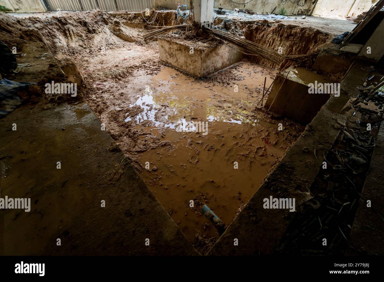Großer Erdhaufen, in dem sich viele Verstärkungsstäbe aus Metall befinden Stockfoto