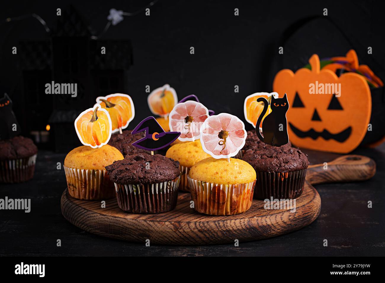 Festliche Halloween-Cupcakes und Leckereien, die mit lustigen Aufklebern dekoriert sind. Halloween Muffins. Schokoladenmuffins Stockfoto