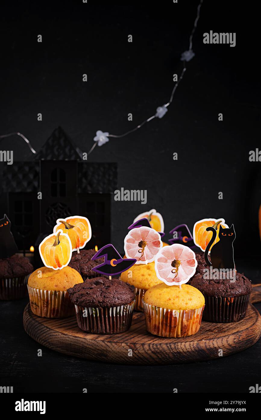 Festliche Halloween-Cupcakes und Leckereien, die mit lustigen Aufklebern dekoriert sind. Halloween Muffins. Schokoladenmuffins Stockfoto