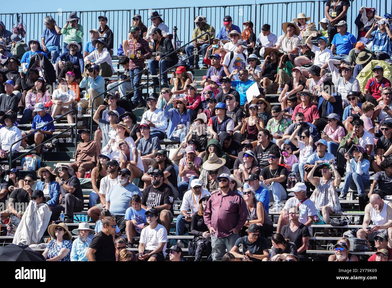 San Diego, Usa. September 2024. Die Leute sehen die Flugshow im MCAS Miramar. Die MCAS Miramar Airshow, eine der größten Militärflugshows in den Vereinigten Staaten, zieht das Publikum an diesem Wochenende mit aufregenden Flugshows in ihren Bann. Mit einer spektakulären Auswahl an Militärflugzeugen zeigt die Show die Präzision der Blue Angels der U.S. Navy sowie Aufführungen von alten Warbirds und modernen Jets. (Foto: Michael Ho Wai Lee/SOPA Images/SIPA USA) Credit: SIPA USA/Alamy Live News Stockfoto