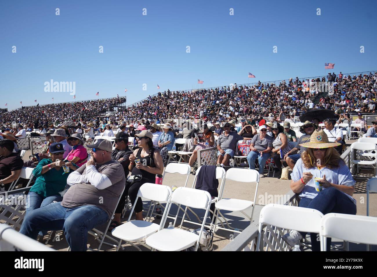 San Diego, Usa. September 2024. Die Leute sehen die Flugshow im MCAS Miramar. Die MCAS Miramar Airshow, eine der größten Militärflugshows in den Vereinigten Staaten, zieht das Publikum an diesem Wochenende mit aufregenden Flugshows in ihren Bann. Mit einer spektakulären Auswahl an Militärflugzeugen zeigt die Show die Präzision der Blue Angels der U.S. Navy sowie Aufführungen von alten Warbirds und modernen Jets. (Foto: Michael Ho Wai Lee/SOPA Images/SIPA USA) Credit: SIPA USA/Alamy Live News Stockfoto