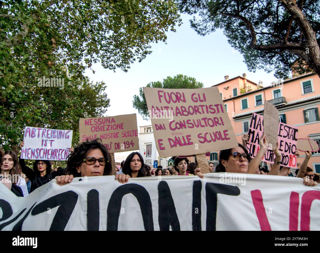 Demonstration in Rom vor dem Gesundheitsministerium, organisiert von der feministischen und transfeministischen Bewegung Non una di Meno und dem Nationalen Netzwerk von Beratern und Beratern am „Internationalen Tag der freien und sicheren Abtreibung“. Der Sit-in, der zu einer Prozession wurde, wurde durch das Banner „freiwillige Unterbrechung des Patriarchats“ eröffnet. „Die Abtreibungsgegner aus den Beratungszentren und Schulen holen“, „kostenlose und sichere Abtreibung“ einige der Plakate, die von den Demonstranten getragen wurden. (Foto: Patrizia Cortellessa/Pacific Press) Stockfoto