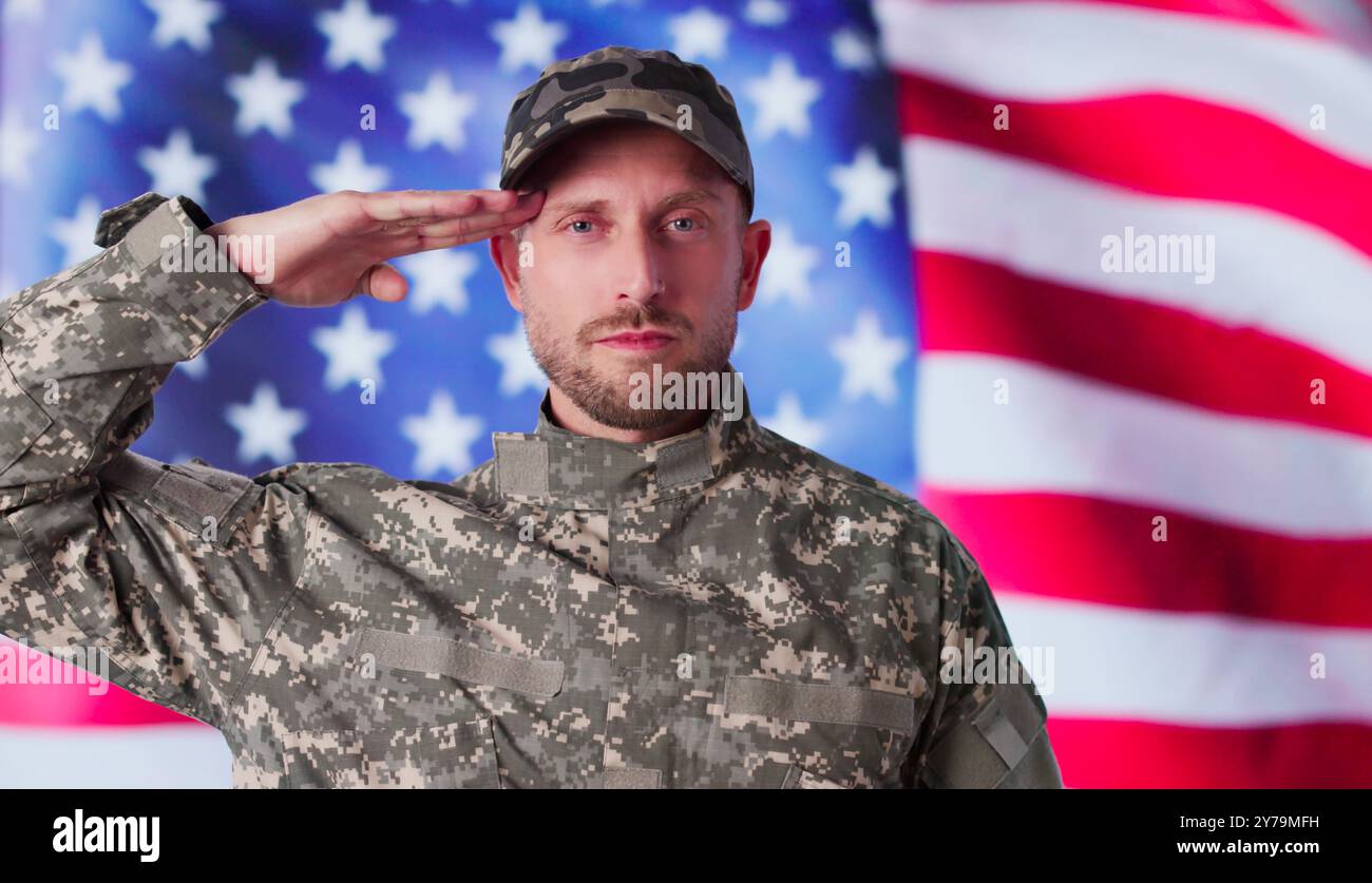 Militär US-Soldat Saluting Flagge. Armeeveteran Stockfoto