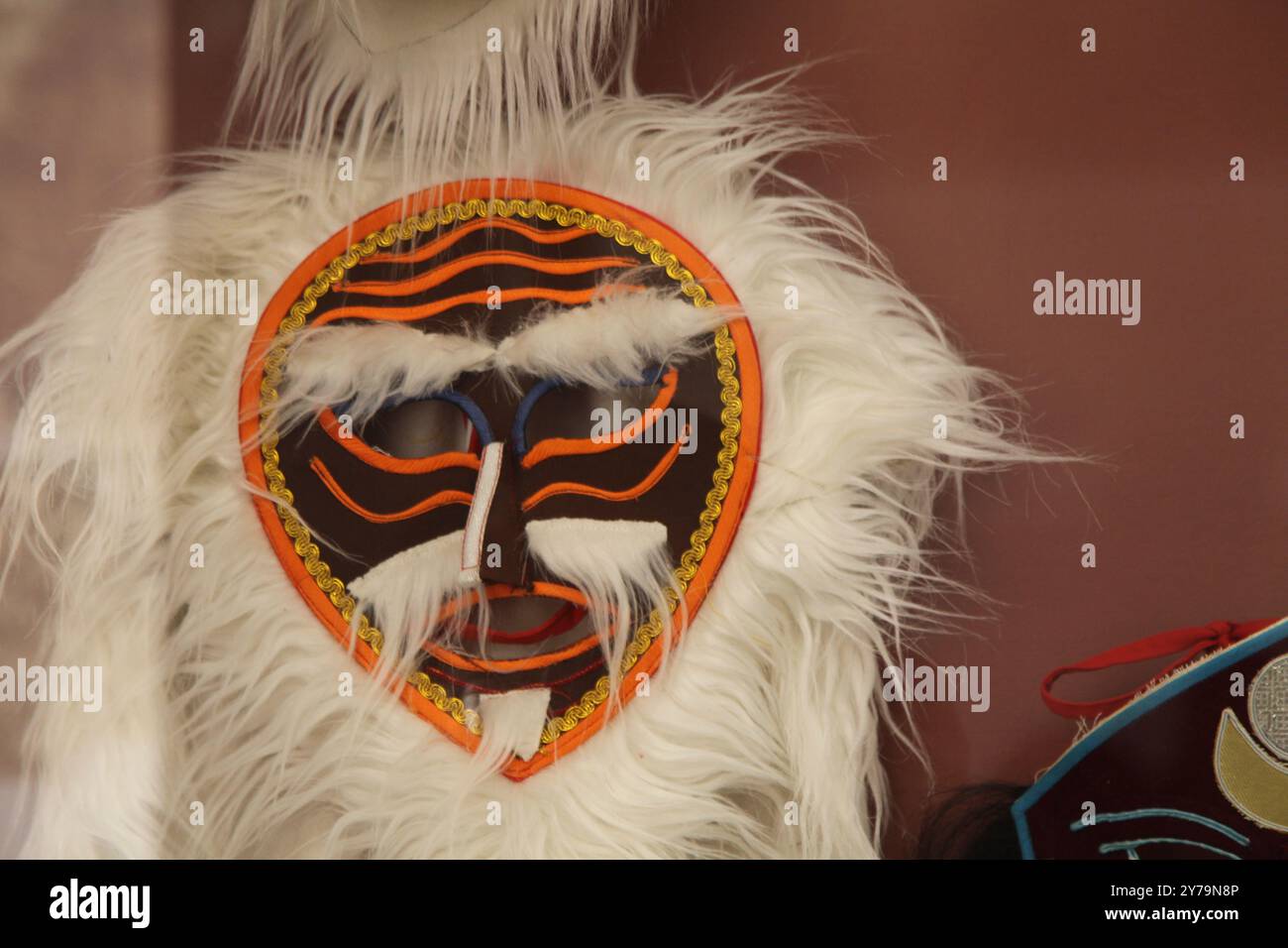 Lhasa, China. September 2024. Tibetische Opernmasken werden am 8. August 2024 beim Tibetischen Sho Dun Festival im Tibet Museum in Lhasa, Tibet, China, ausgestellt. (Foto: Costfoto/NurPhoto) Credit: NurPhoto SRL/Alamy Live News Stockfoto