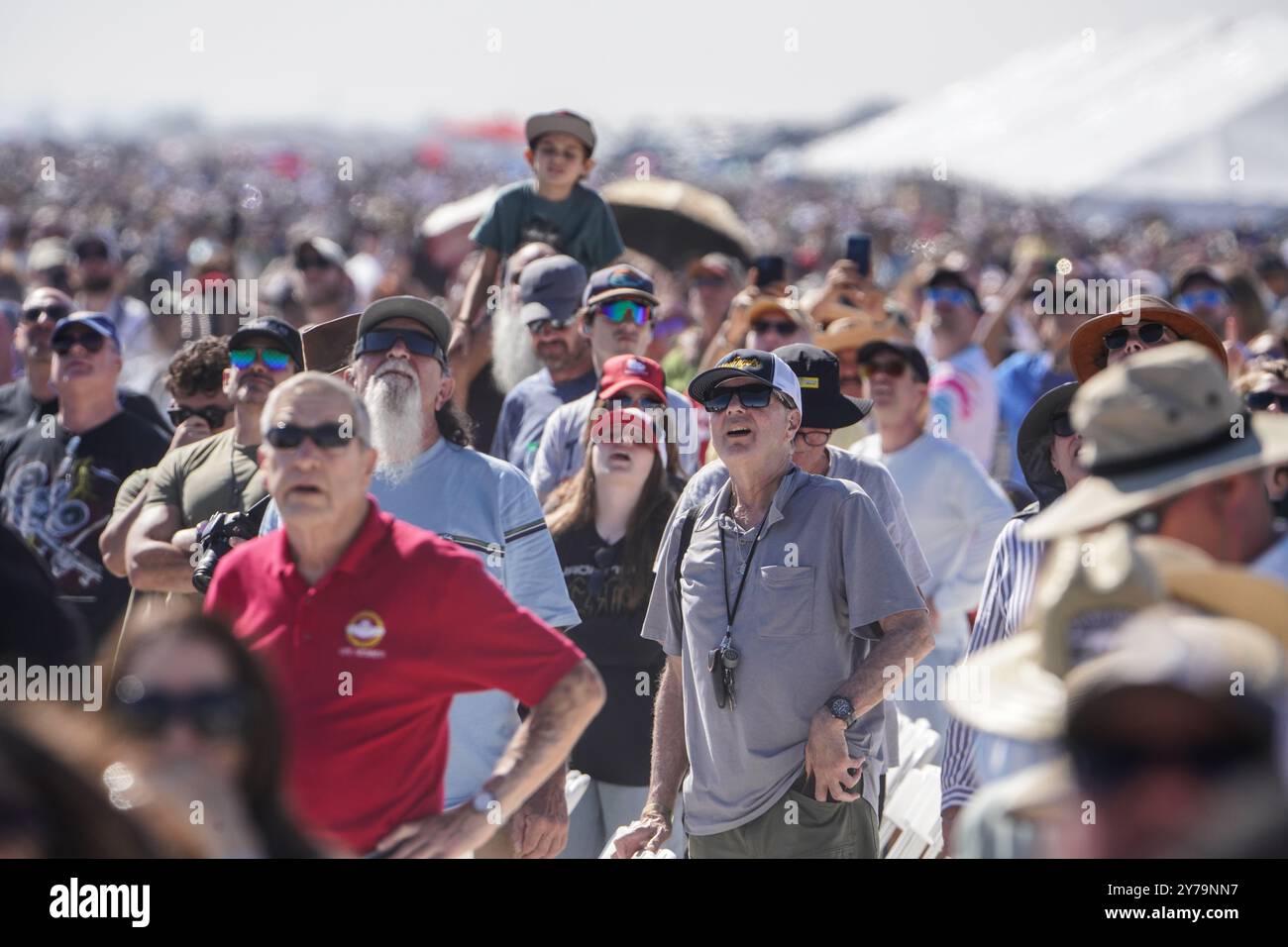 San Diego, Usa. September 2024. Die Leute sehen die Flugshow im MCAS Miramar. Die MCAS Miramar Airshow, eine der größten Militärflugshows in den Vereinigten Staaten, zieht das Publikum an diesem Wochenende mit aufregenden Flugshows in ihren Bann. Mit einer spektakulären Auswahl an Militärflugzeugen zeigt die Show die Präzision der Blue Angels der U.S. Navy sowie Aufführungen von alten Warbirds und modernen Jets. Quelle: SOPA Images Limited/Alamy Live News Stockfoto