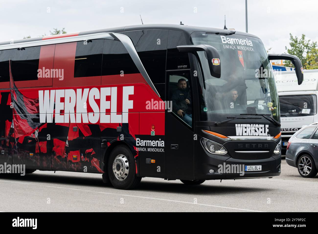 Der Teambus des TSV Bayer 04 Leverkusen mit der Aufschrift Werkself faehrt an der Arena vor. Deutschland, FC Bayern München gegen Bayer 04 Leverkusen, Fussball, Bundesliga, 5. Spieltag, Spielzeit 2024/2025, 28.09.2024. (DIE DFL-DFB-VORSCHRIFTEN VERBIETEN DIE VERWENDUNG VON FOTOS ALS BILDSEQUENZEN UND/ODER QUASI-VIDEO). Foto: Eibner-Pressefoto/Heike Feiner Stockfoto