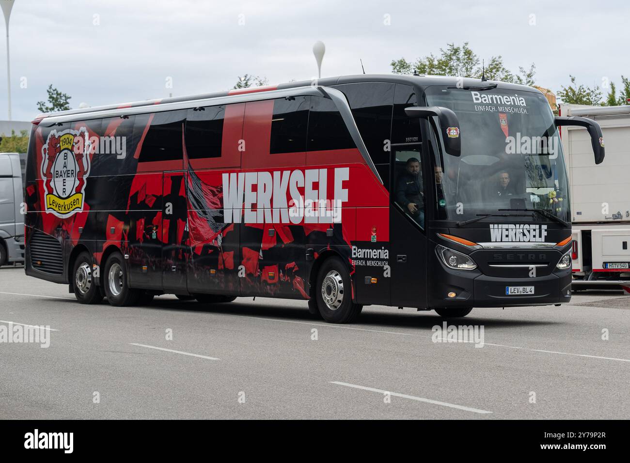 Der Teambus des TSV Bayer 04 Leverkusen faehrt an der Arena vor. Deutschland, FC Bayern München gegen Bayer 04 Leverkusen, Fussball, Bundesliga, 5. Spieltag, Spielzeit 2024/2025, 28.09.2024. (DIE DFL-DFB-VORSCHRIFTEN VERBIETEN DIE VERWENDUNG VON FOTOS ALS BILDSEQUENZEN UND/ODER QUASI-VIDEO). Foto: Eibner-Pressefoto/Heike Feiner Stockfoto