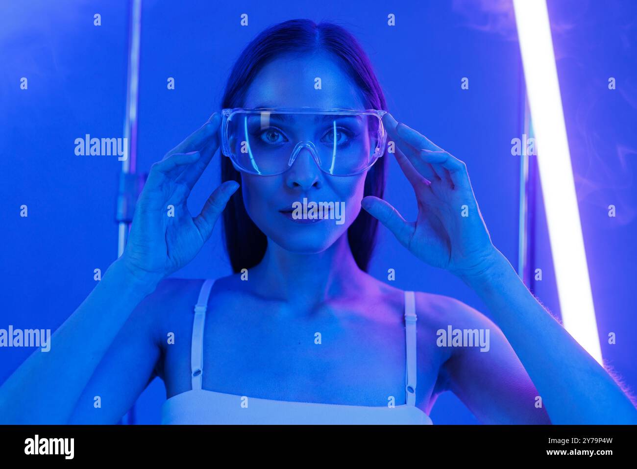 Künstliche Intelligenz, Mädchen im Bild eines virtuellen Assistenten in transparenter Brille, vor dem Hintergrund von Neonlicht Stockfoto