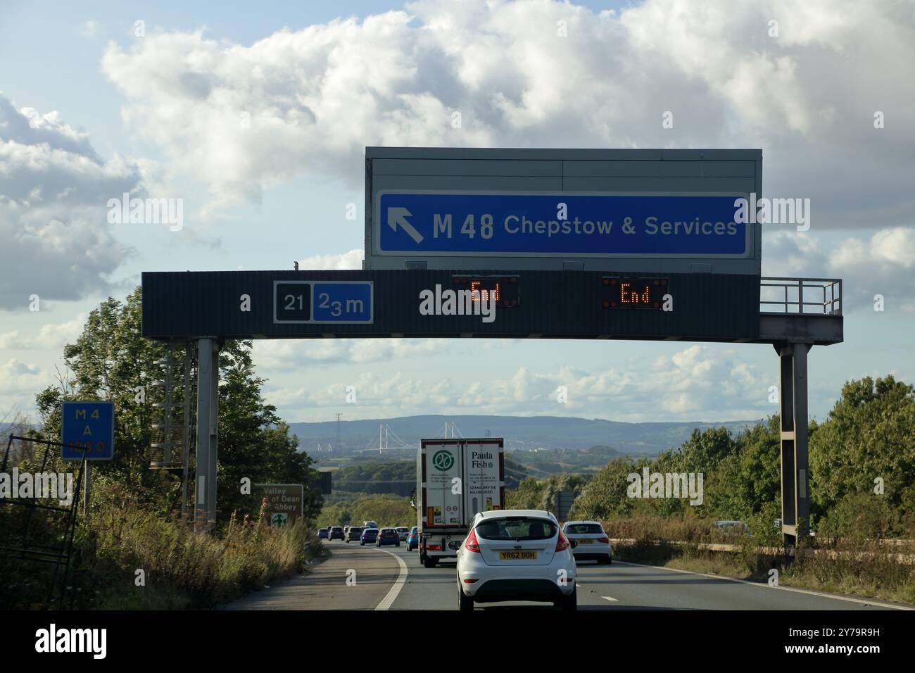 Sie nähern sich der Anschlussstelle 21 in nördlicher Richtung und zeigen die Prince of Wales Bridge in der Ferne. Stockfoto