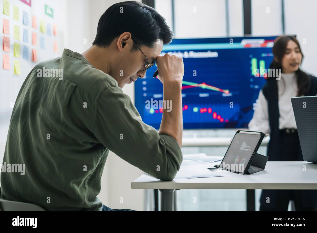 Das Finanzteam wird bei der Analyse von Wirtschaftskrisendaten und Rezessionsauswirkungen während der Besprechung in einem Büro mit Stress konfrontiert Stockfoto