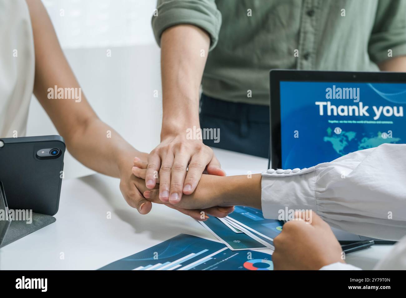 Das Nahteam zeigt Einheit und Unterstützung, indem es die Hände in einem Geschäftssitzungsbüro zusammenlegt Stockfoto