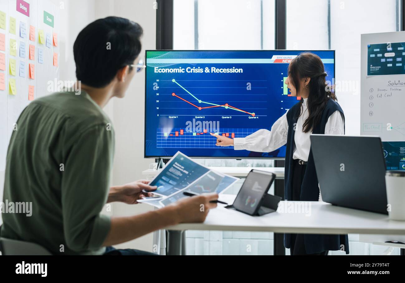 Das Finanzteam wird bei der Analyse von Wirtschaftskrisendaten und Rezessionsauswirkungen während der Besprechung in einem Büro mit Stress konfrontiert Stockfoto