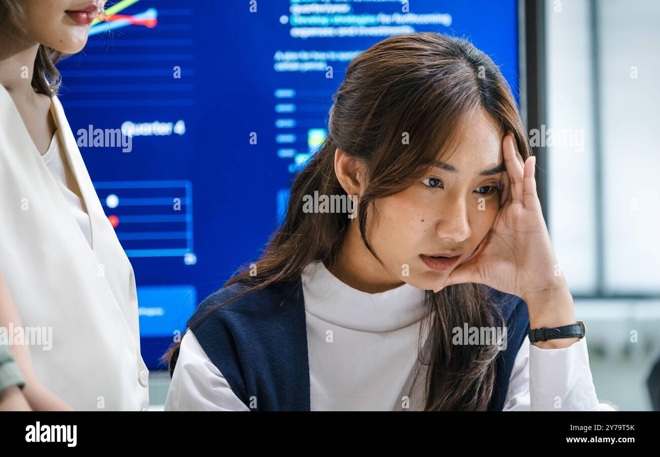 Das Finanzteam wird bei der Analyse von Wirtschaftskrisendaten und Rezessionsauswirkungen während der Besprechung in einem Büro mit Stress konfrontiert Stockfoto