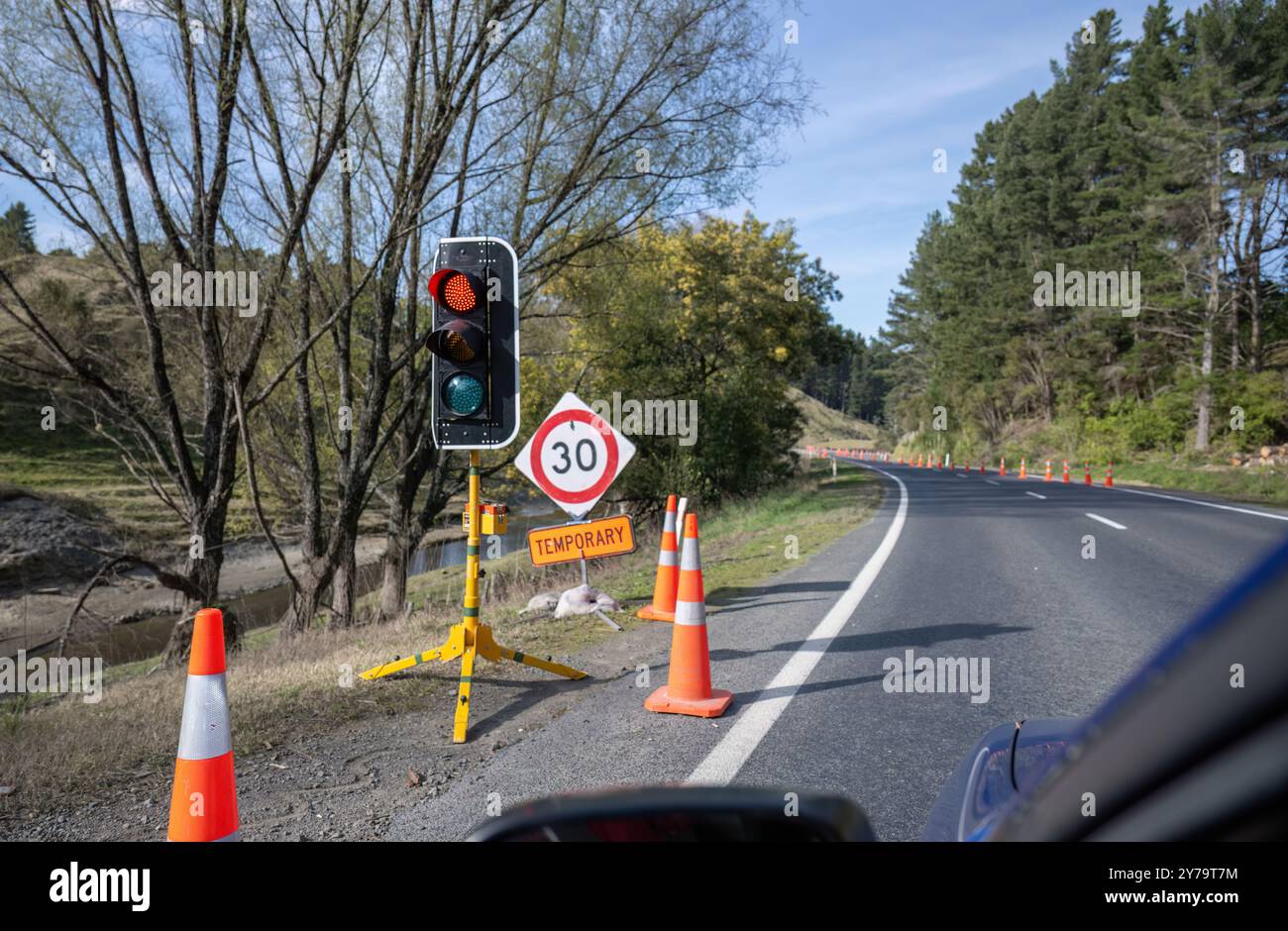 Vorübergehende Ampelsteuerung am Straßenrand. Die Autos hielten an der roten Ampel an. Hawke's Bay. Stockfoto