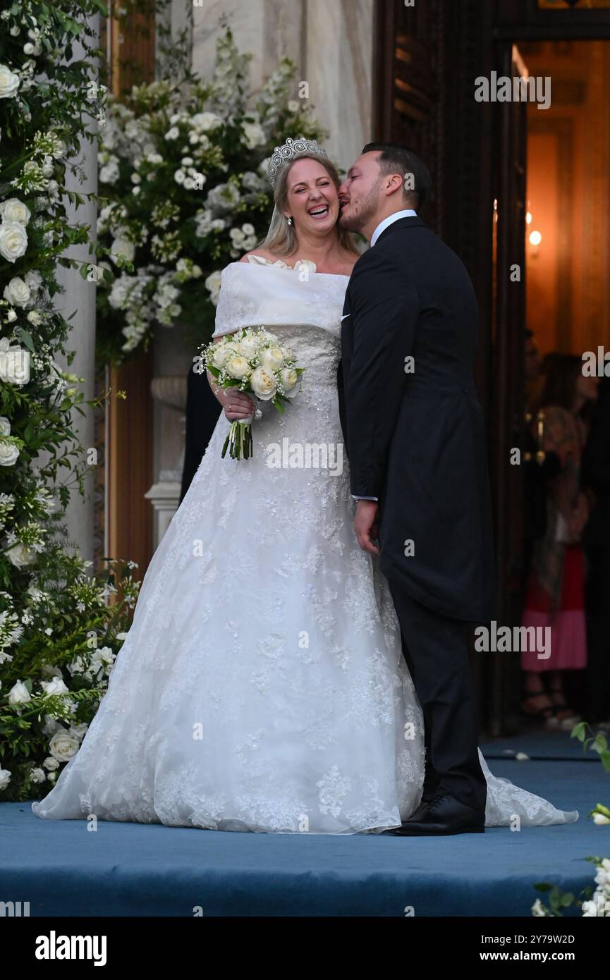 Athen, Griechenland. September 2024. Prinzessin Theodora von Griechenland und Matthew Kumar küssen sich, als sie am 28. September 2024 die Metropolitan Cathedral von Athen verlassen. (Foto: Nicolas Koutsokostas/NurPhoto) Credit: NurPhoto SRL/Alamy Live News Stockfoto