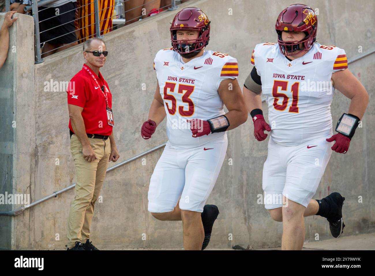 Houston, TX, USA. September 2024. Der Offensive Lineman Evan Ladwig (53) kommt vor einem Spiel zwischen den Iowa State Cyclones und den Houston Cougars in Houston, Texas, ins Feld. Trask Smith/CSM (Bild: © Trask Smith/Cal Sport Media). Quelle: csm/Alamy Live News Stockfoto