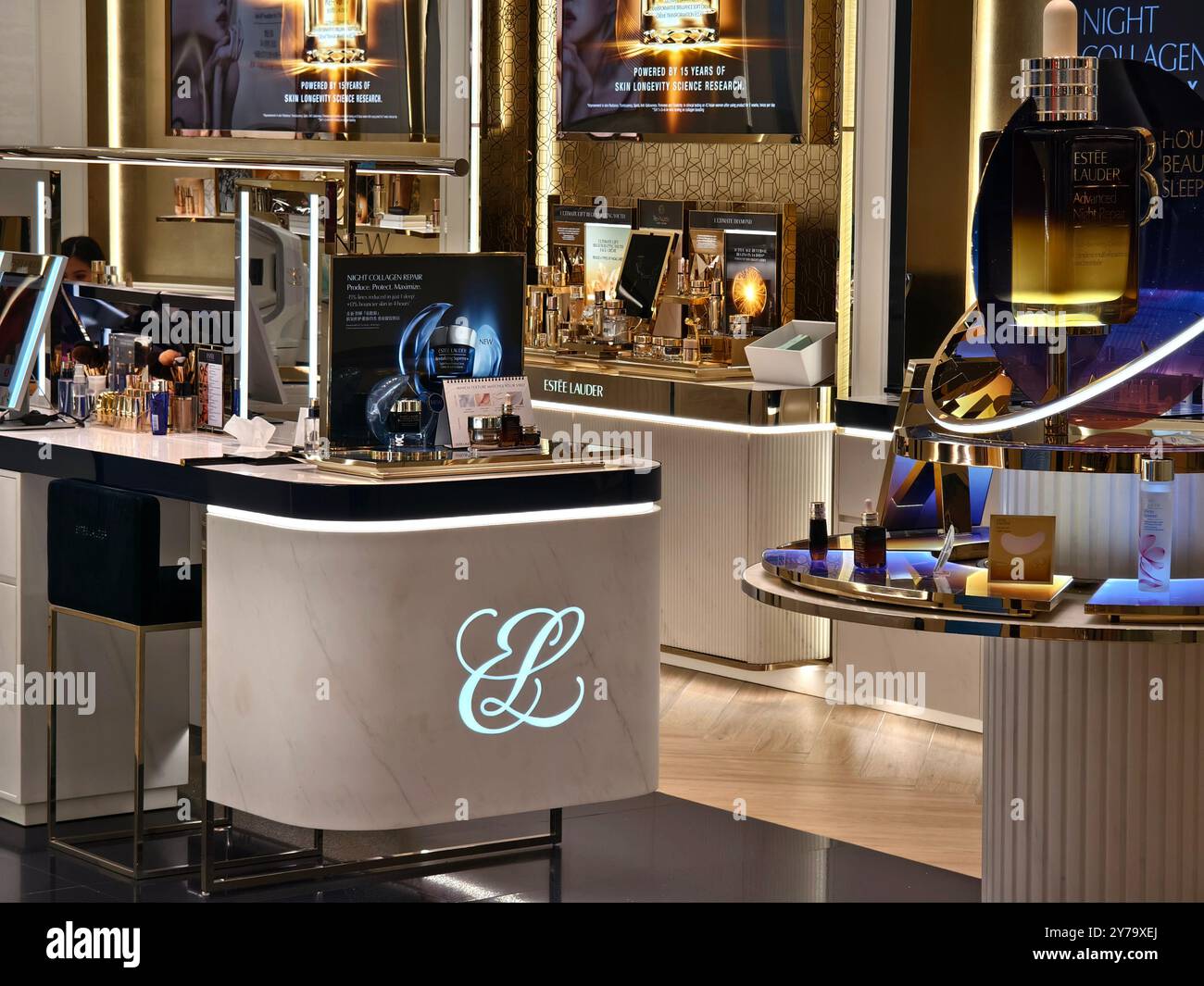 KUALA LUMPUR, MALAYSIA - 28. AUGUST 2024: Einzelhandelsgeschäft der Marke Estee Lauder im großen Einkaufszentrum Stockfoto