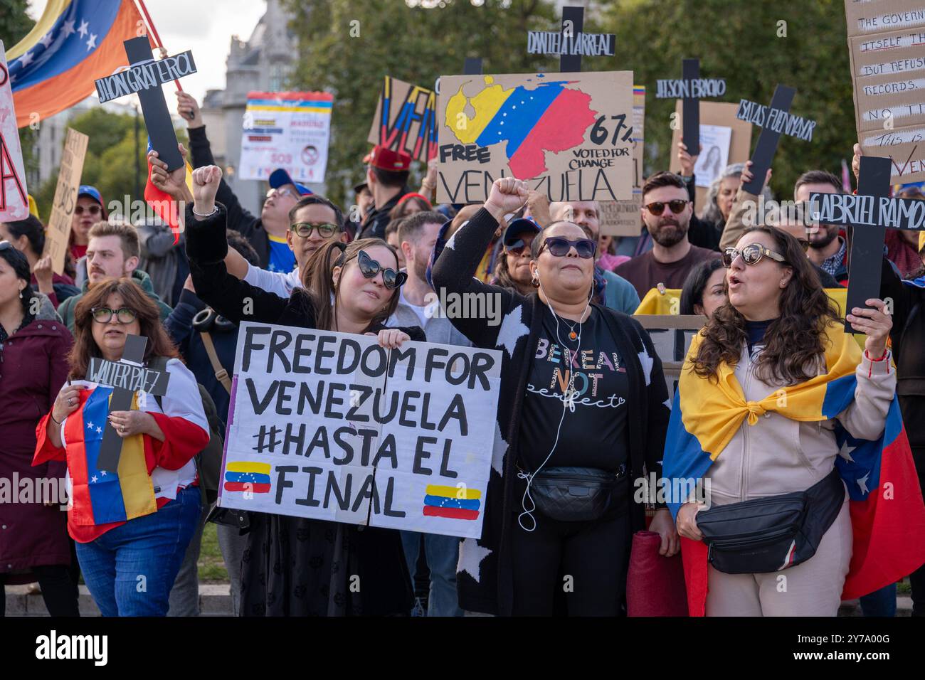 Britisch-venezolanische Demonstranten demonstrierten vor dem Londoner Parlament gegen Nicolás Maduro und protestierten gegen die Manipulation der Stimmen in Venezuela. Aubrey Fagon/Alamy Live News Stockfoto