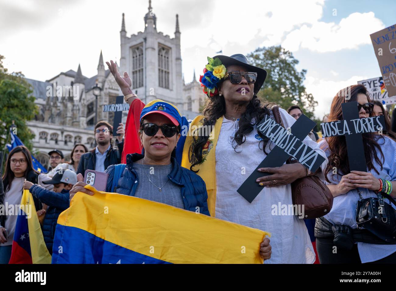 Britisch-venezolanische Demonstranten demonstrierten vor dem Londoner Parlament gegen Nicolás Maduro und protestierten gegen die Manipulation der Stimmen in Venezuela. Aubrey Fagon/Alamy Live News Stockfoto