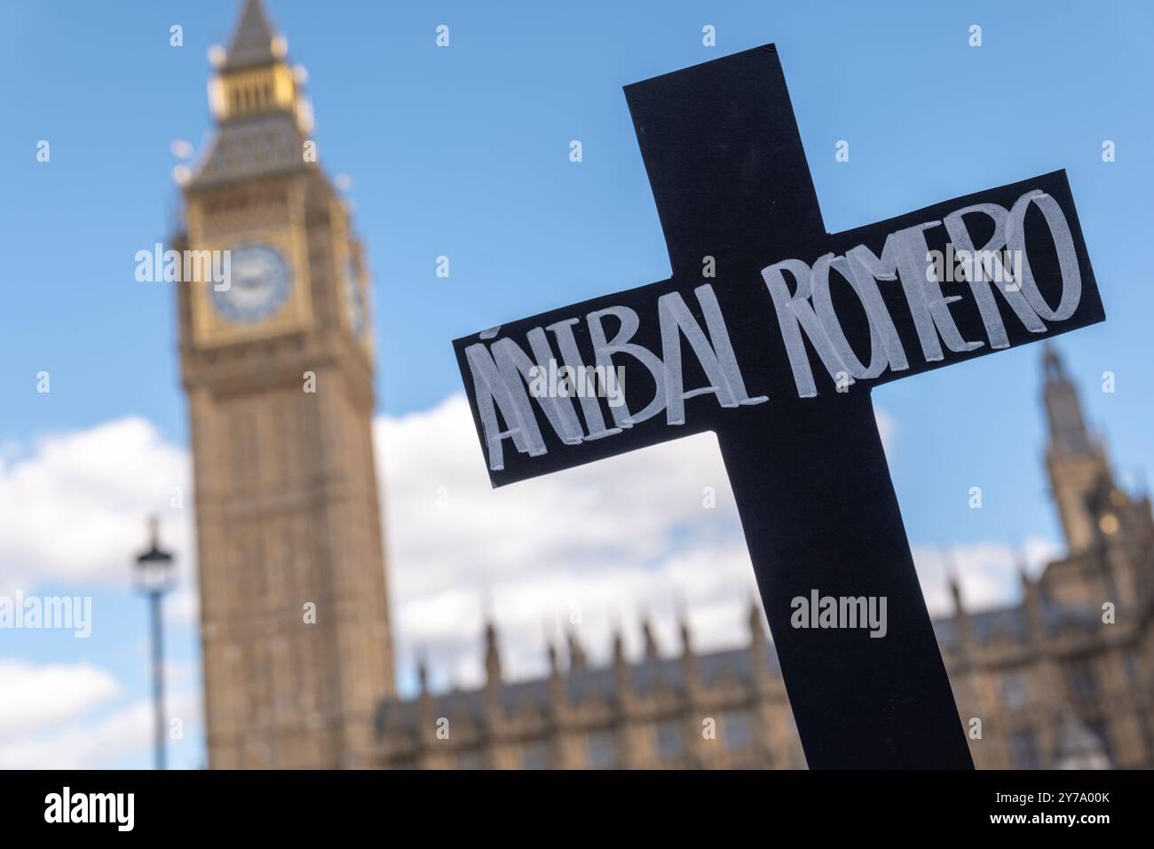 Britisch-venezolanische Demonstranten demonstrierten vor dem Londoner Parlament gegen Nicolás Maduro und protestierten gegen die Manipulation der Stimmen in Venezuela. Aubrey Fagon/Alamy Live News Stockfoto