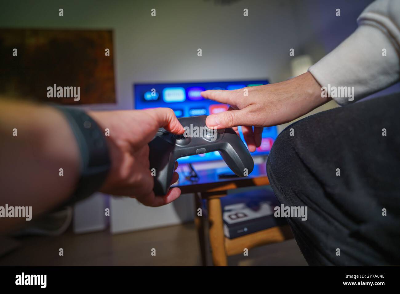 Home Entertainment-Spielfeld für die erste Person ansehen Spielspiel. Wohnzimmer mit TV-Bildschirm. Stockfoto
